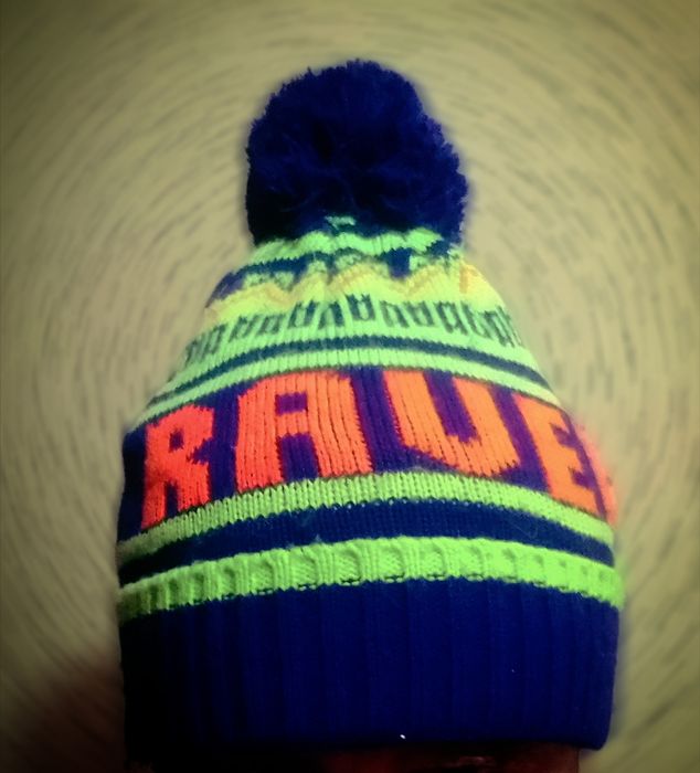 Яркая шапка  Raver