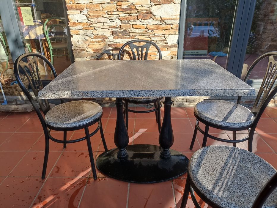 Conjunto de Mesa e Cadeiras