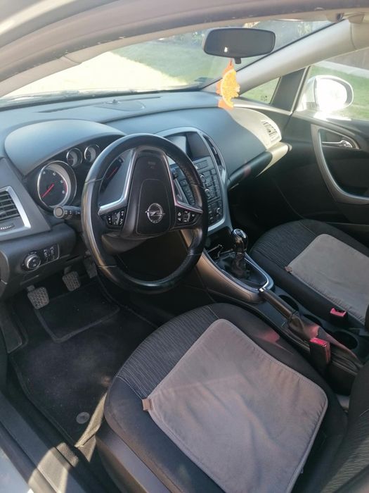 Srebrny opel Astra J