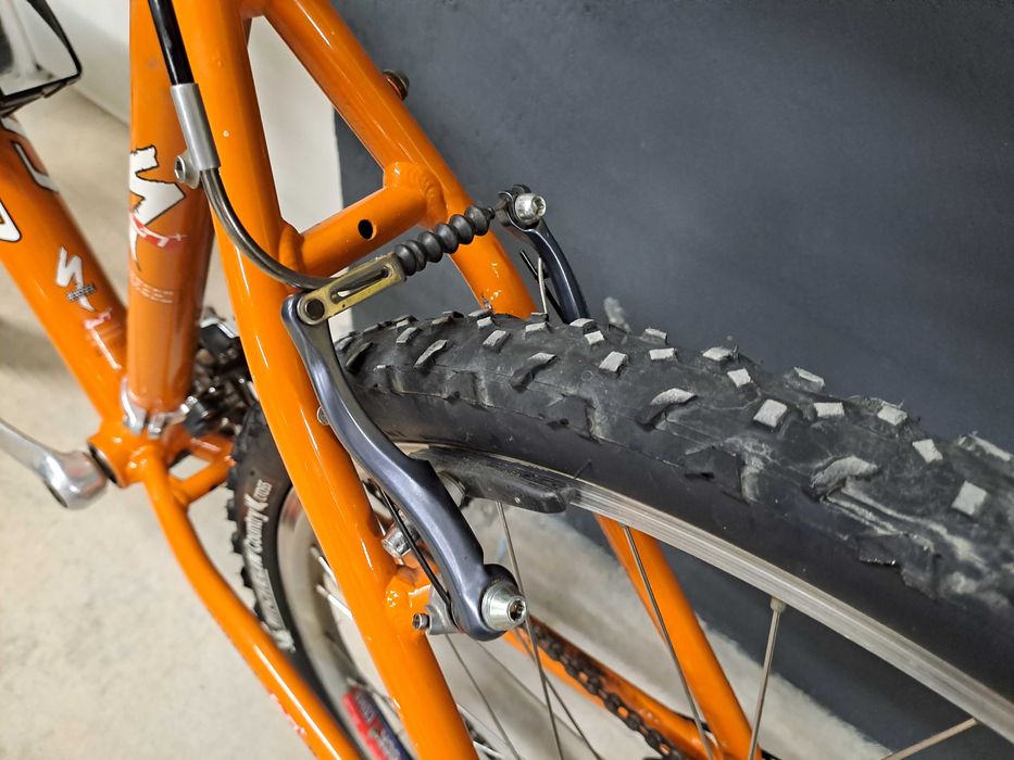 Bicicleta BTT Specialized (revisão e pneus novos)