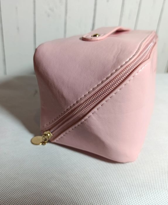Kosmetyczka różowa z uchwytem nowa elegancka