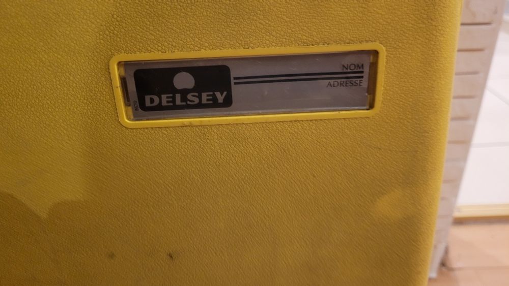 Walizka sztywna Delsey.