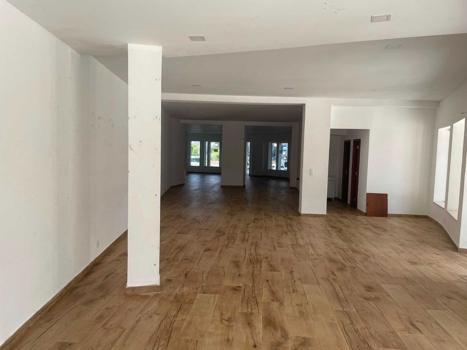Loja com 140 m2 centro de Chaves.