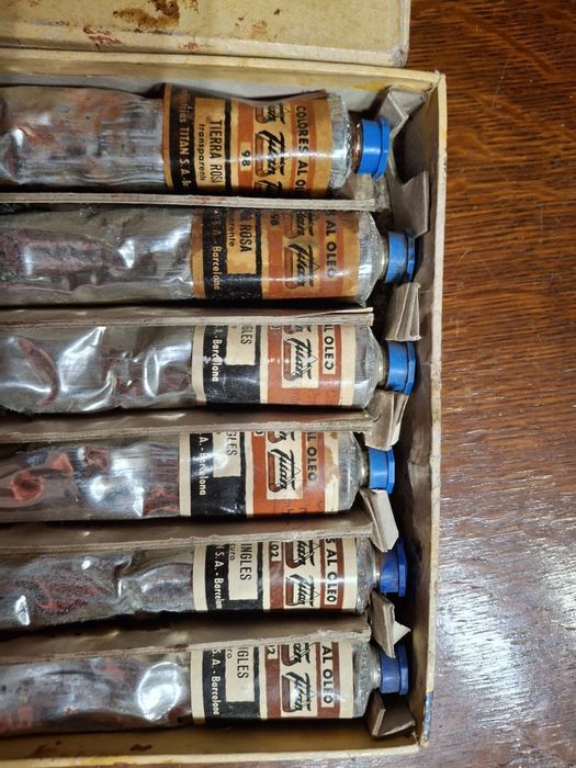Caixa antiga com grandes bisnagas de tinta a oleo belas artes