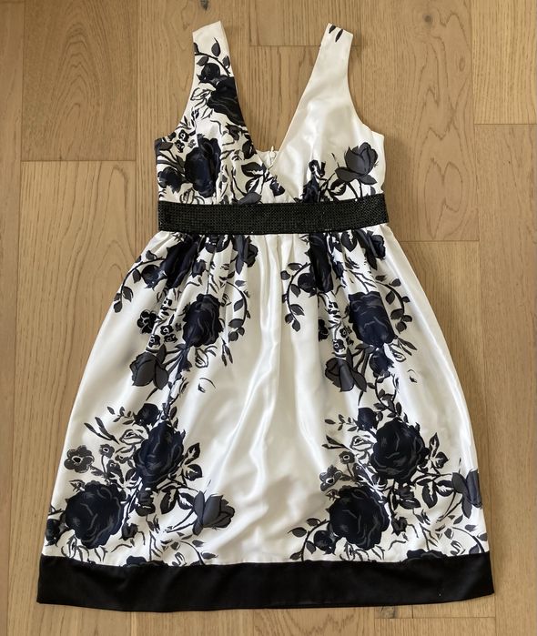 Sukienka biała w czarne kwiaty elegancka Vero Moda r. 38