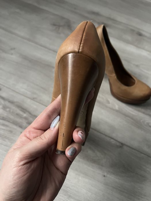 Brązowe szpilki na platformie Janta 37