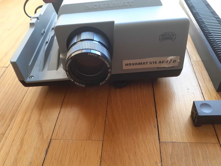 Slide projector63824709105025122