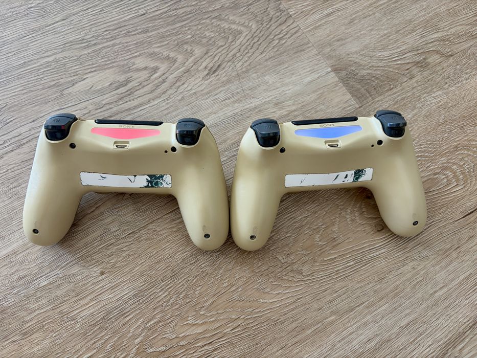 Consola PlayStation 4 Dourada com 2 Comandos e Jogos