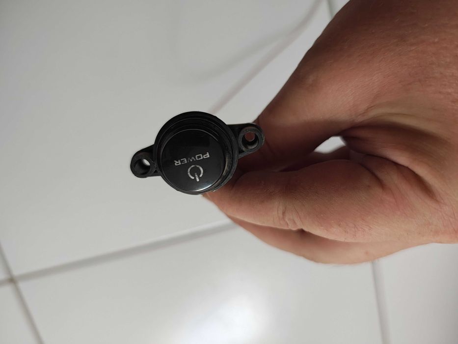 przycisk zasilania POWER