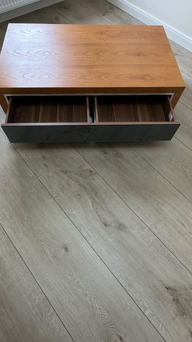 Stolik praktyczny z szufladą