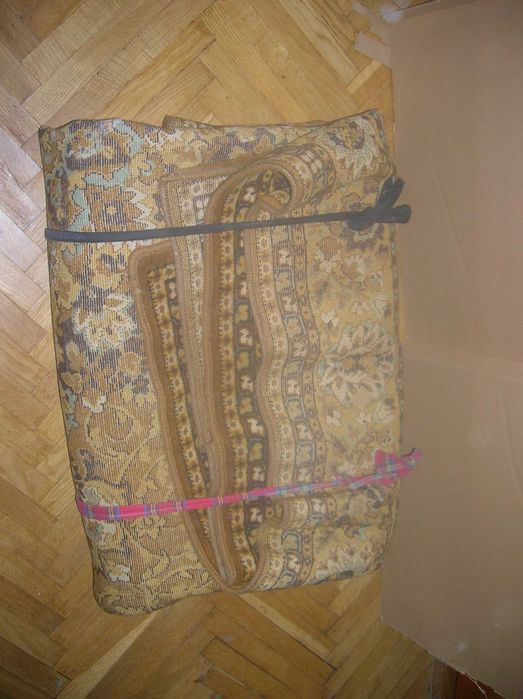 Продам ковры в зеленых тонах натуральная  шерсть 2.5х3.5=8.75 кв. м и 2х3=6кв.м дешево в связи с отъездом