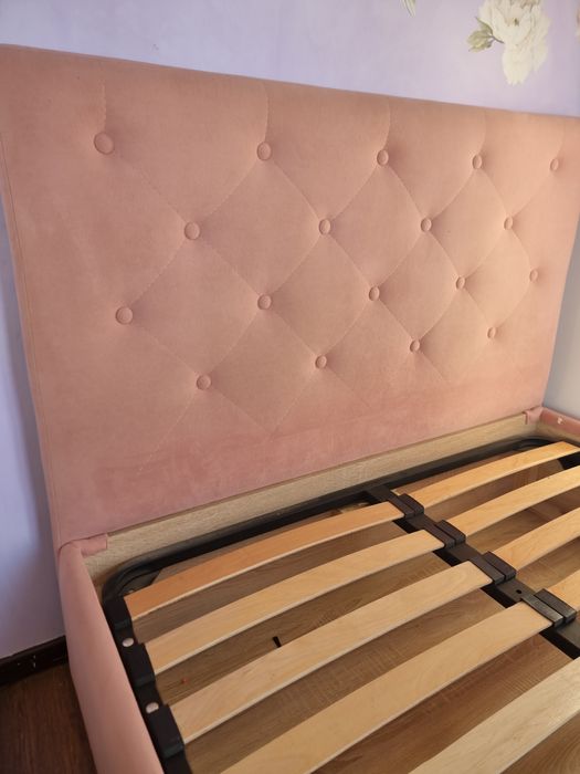 Ліжко 120/200 -спальне місце. В гарному стані. Матеріал велюр.