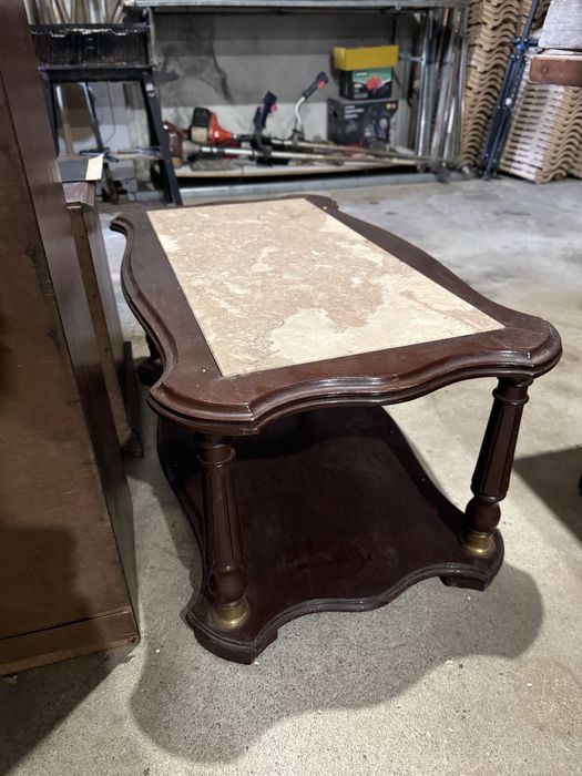 Moveis antigos em madeira e mesa de centro