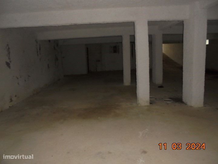 Armazém com 400 m2 junto ao Pingo Doce da Guarda Gare