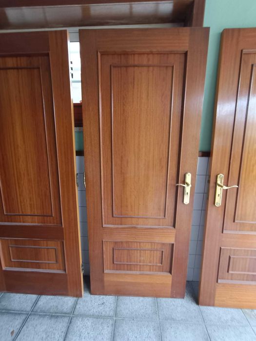 Portas em madeira maciça