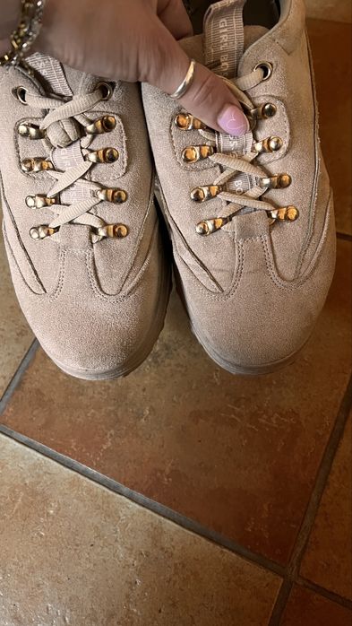 Buty sportowe, zamszowe.