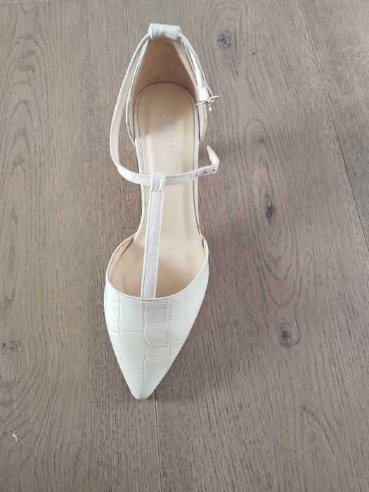 sapatos novos beje