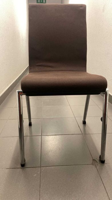 Cadeira Castanha para eventos e reuniões