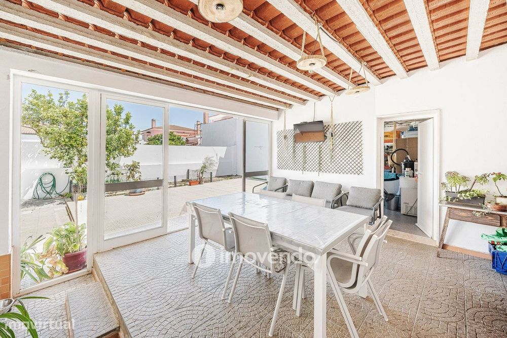 Moradia T3+1 de design moderno, com jardim, na Quinta do Anjo