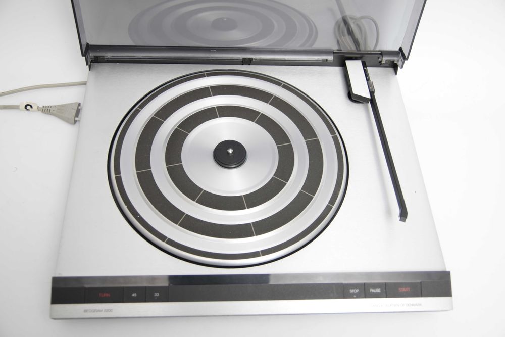 Dwa gramofony Bang&Olufsen 2200 i 2202