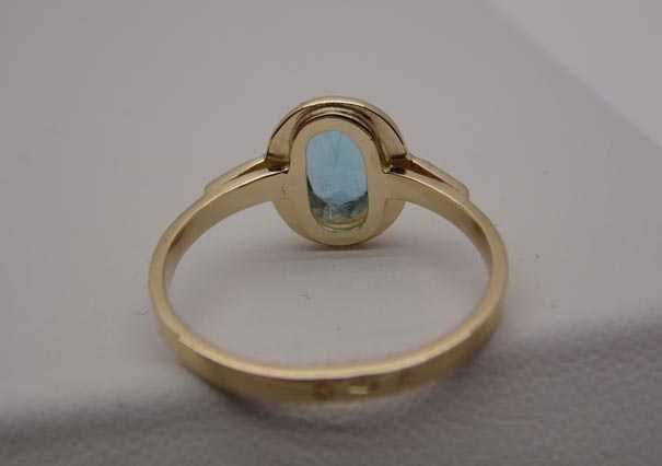 Złoty pierścionek z naturalnym topazem R.22