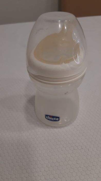 Biberões e doseador de papa vendo separado