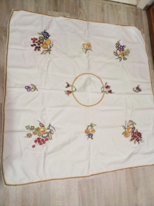 Вышитая скатерть на стол