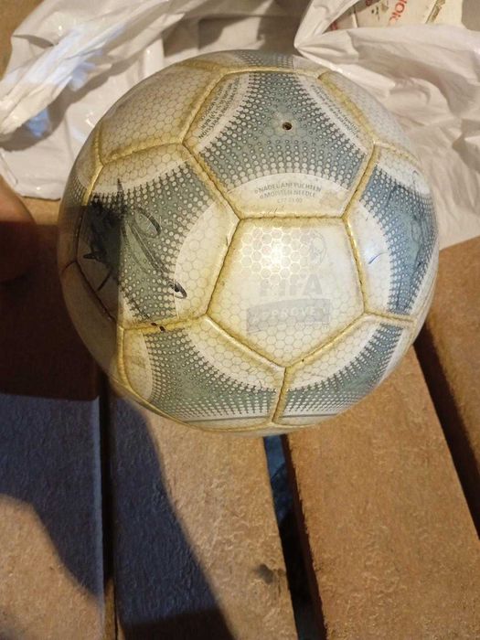 Bola Oficial Adidas Euro 2000  Autógrafos Geração de Ouro Figo   Rui Costa