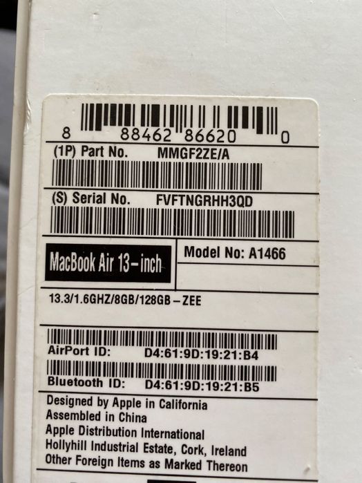 Серийный номер на коробке macbook. Macbook pro серийный номер на корпусе. Macbook air a1466 схема. Как узнать год выпуска macbook. Где найти серийный номер макбука на коробке.