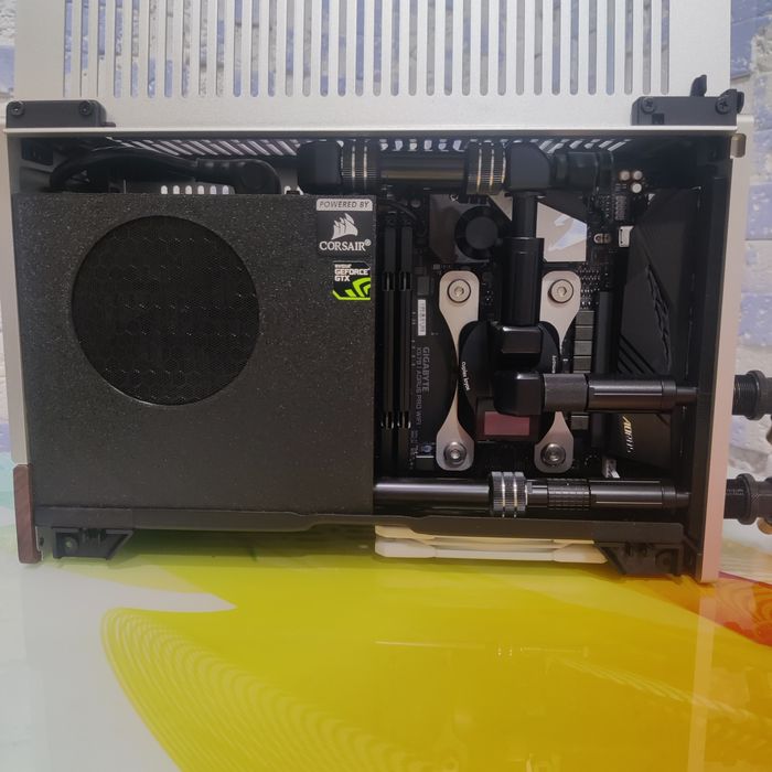 Системный блок ПК с кастомной системой водяного охлаждения