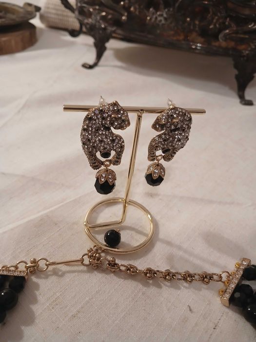 Brincos e colar com leopardo