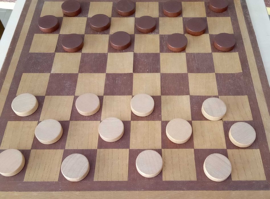 Jogo de Damas e Xadrez, em madeira, completo