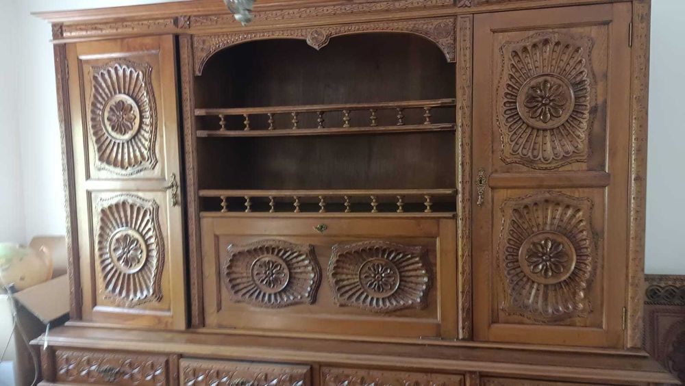 Vendo mobília de sala, madeira maciça. Dois aparadores, uma mesa e 6 cadeiras.