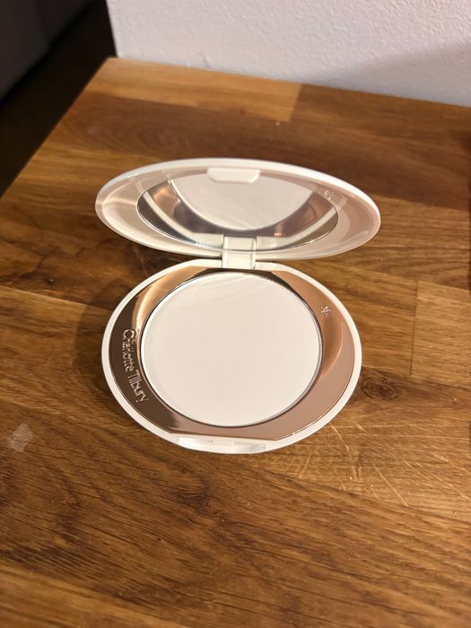 Puder rozświetlający Charlotte Tilbury