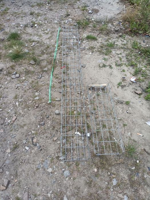 Dwie półki drutowe do warsztatu lub pojazdu serwisowego