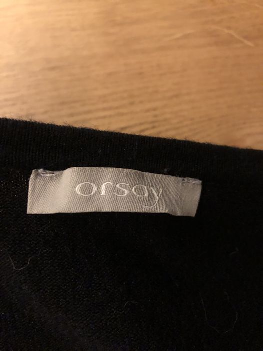 Camisola de varias cores a frente, atrás lisa , gola caida