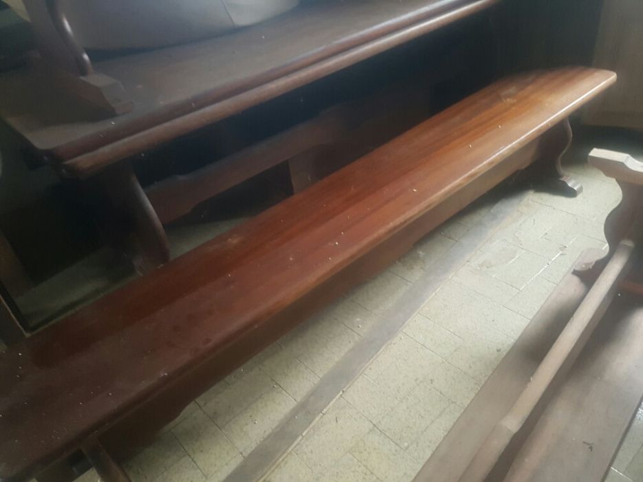 Mesa comprida e bancos em mogno