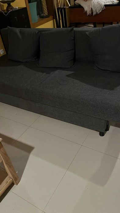 sofá de cor cinza e