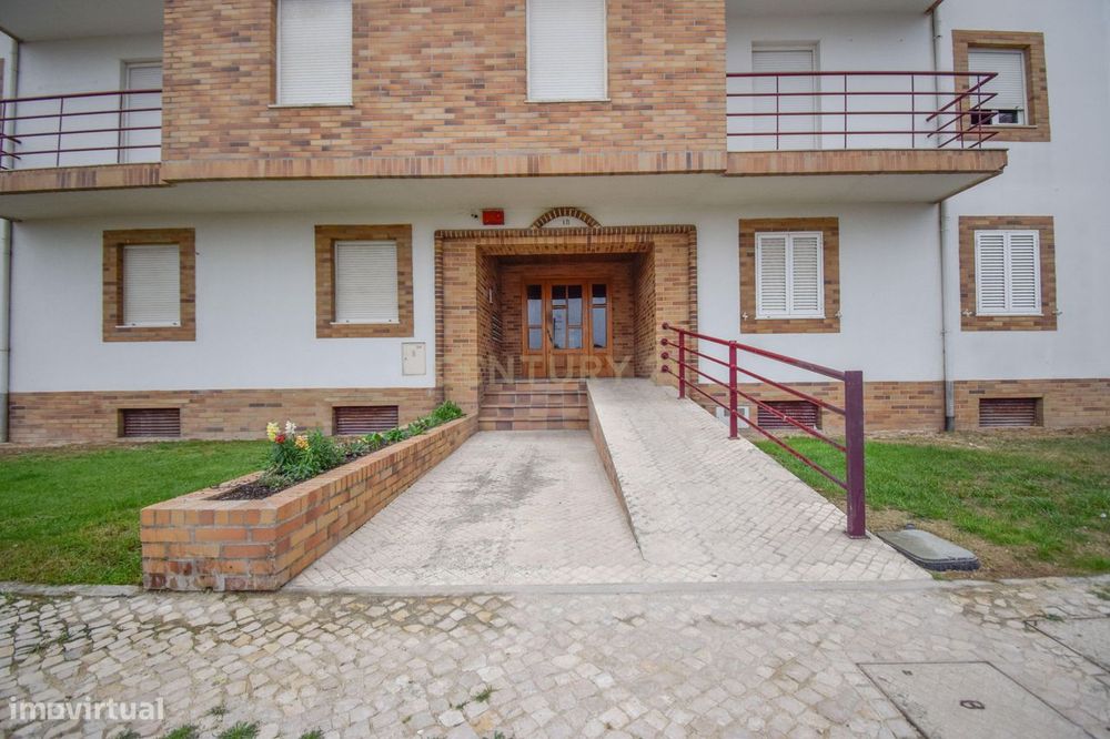 T3 Duplex 116m no Carregado em urbanização tranquila com acesso direto