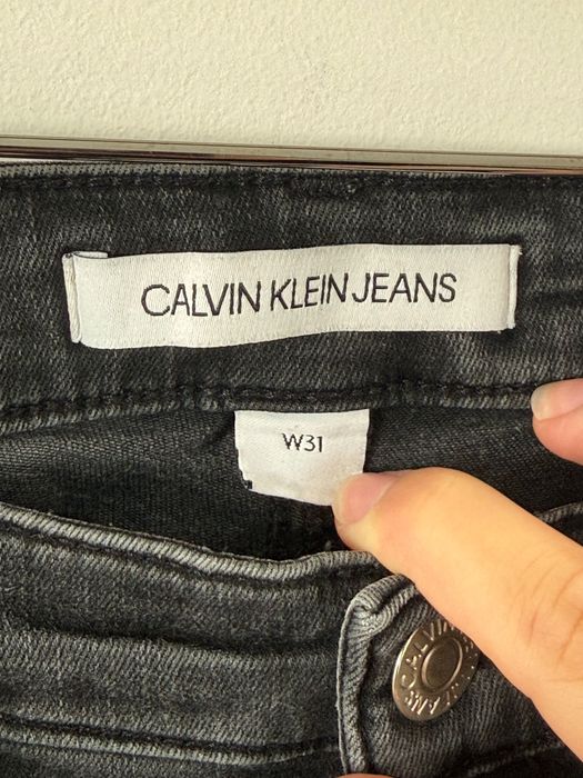 Ciemne spodnie dżinsowe z wzorem na nogawce Calvin Klein Jeans