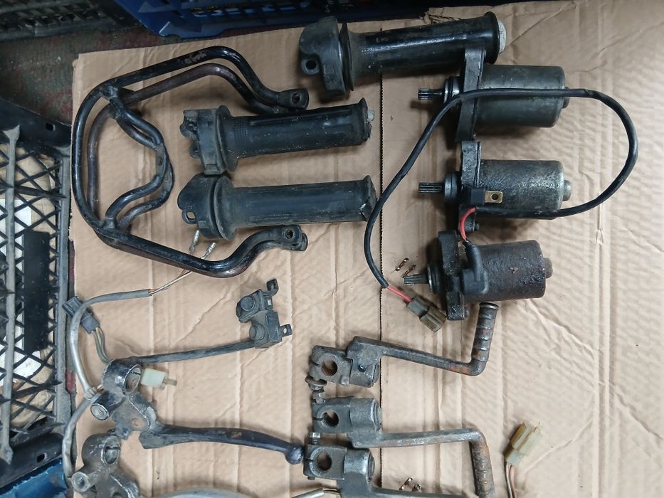 Сузукі Летс 2-  запчастини двигуна ,пластик