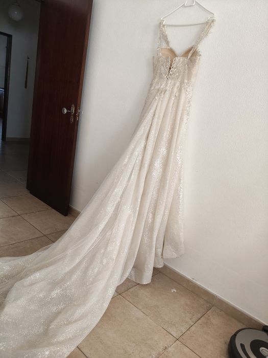 Vestido de casamento com purpurinas e cauda