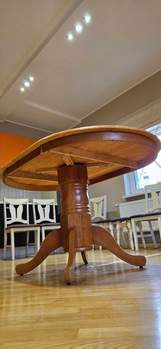 Дерев'яний стіл та стільці