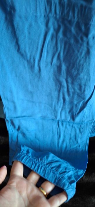 Calça azul clara com punho