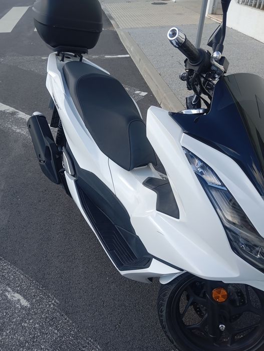 -Honda PCX 125 .