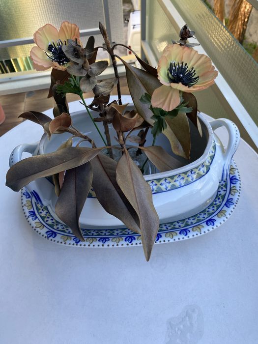 Travessa e terrina, loiça de Viana Castelo, numerada e pintada à mão