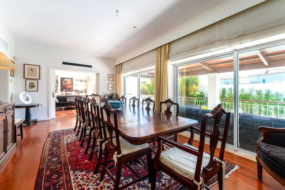 Mesa de jantar e Aparador de Sala e mesa com 12 cadeiras Grande em Pau Santo Maciça
