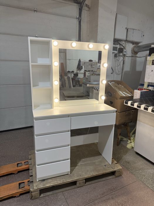 Туалетний столик з підсвіткою косметичний стіл дзеркало для макіяжу