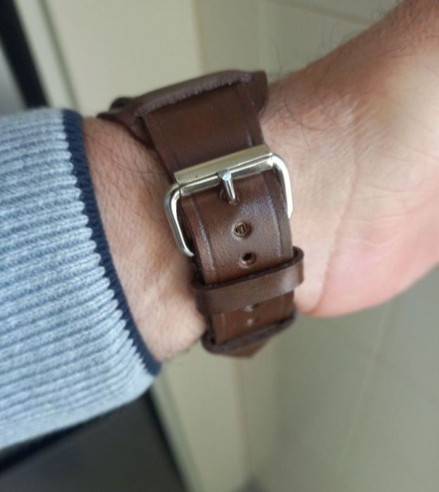 Bracelete em couro, castanha, para relógio de bolso.