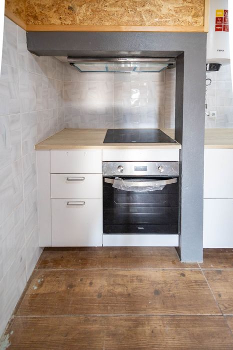 Arrendo casa com 3 quartos, quintal, arrecadação.